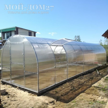 Теплица Трубная 2,5х8 метров с поликарбонатом | Мой-Дом27 | Каркас изготовлен из оцинкованной замкнутой трубы 20*20 мм.<br>
 <b>Ширина - 2,5 метра.</b>&nbsp;Высота - 2,15 метра. Длина - 8 метров.<br>
 Выдерживаемая снеговая нагрузка - 100 кг/м2. Выдерживаемая ветровая нагрузка - до 22 м/с.&nbsp;<br>
 Расстояние между дугами 1 метр.&nbsp;<b>Толщина металла дуг 1,2 мм.</b>&nbsp;Ширина двери 0,96 метра.<br>